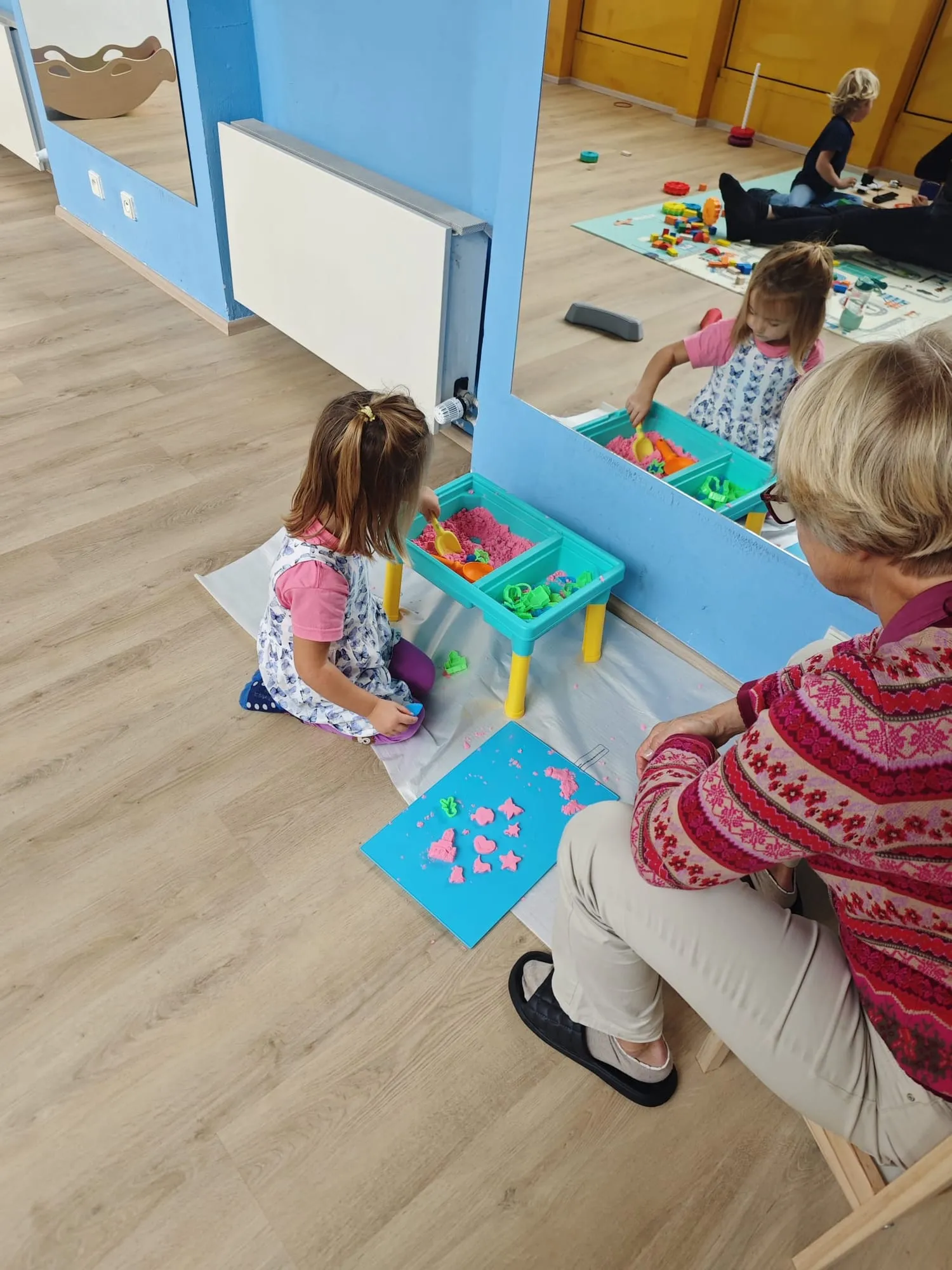 Objevovárna — dítě si hraje s kinetickým pískem
